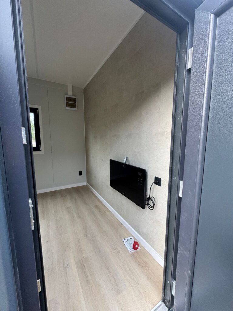 prefab unit prefhomes binnenzijde met tv