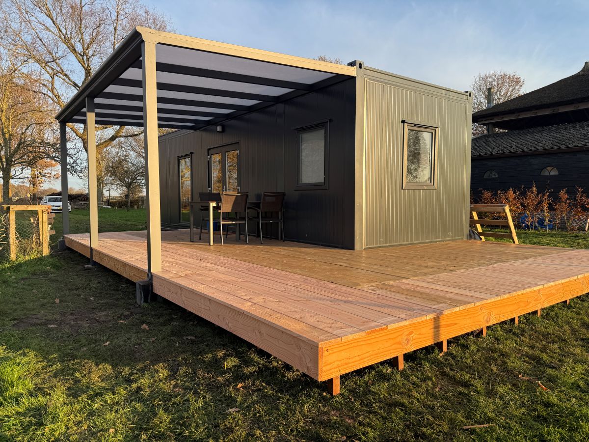 prefab woonunit met veranda en overkapping
