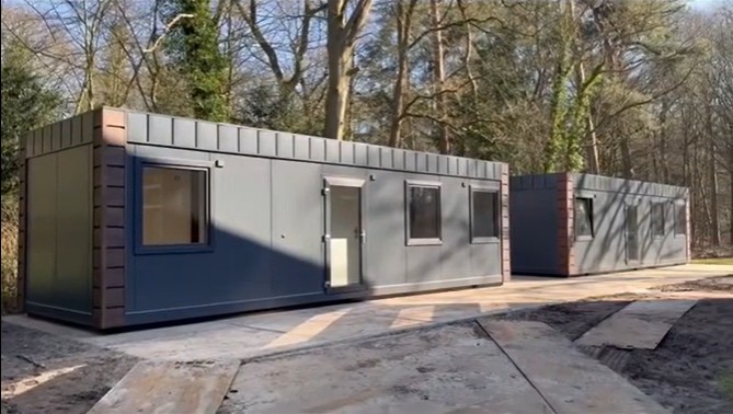 Twee grijze SNF-woonunits van 10 bij 3,20 meter bij Lentis GGZ in Zuidlaren